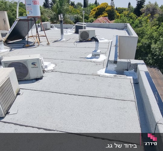 איטום גג עם חומר לבן סביב צינורות ומזגנים